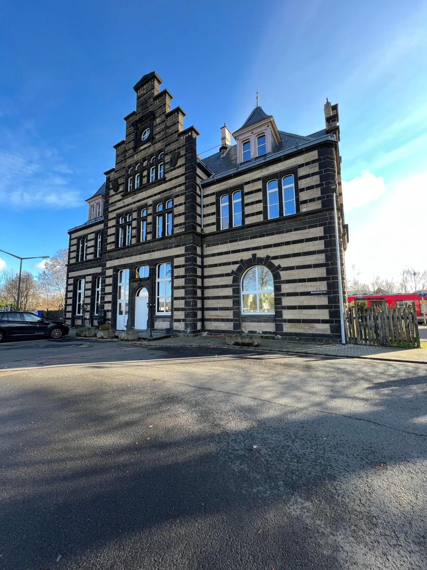 Bahnhofsromantik Trifft Luxus - Alter Bahnhof Von Kruft Exterior foto
